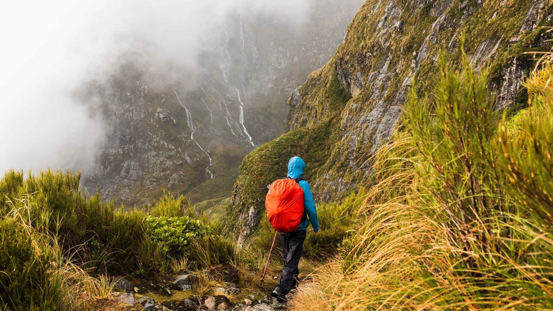 10 Solo Travel Mistakes to Avoid (Beginner Guide)